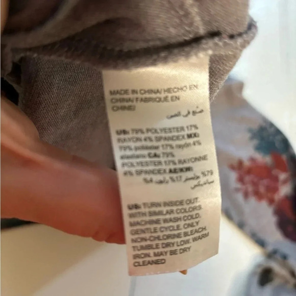 Chico's Rose Tunic Top High Low Grey Floral Size 1 Medium Kangaroo Pocket - Picture 8 of 8